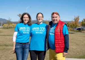 Claudine Cook, directrice générale de la Société SLA du Québec, aux côtés d’Elsa Tremblay et de Luc Samama lors de la 20e Marche pour Vaincre la SLA à La Malbaie. PHOTO : NICOLAS ST-PIERRE 