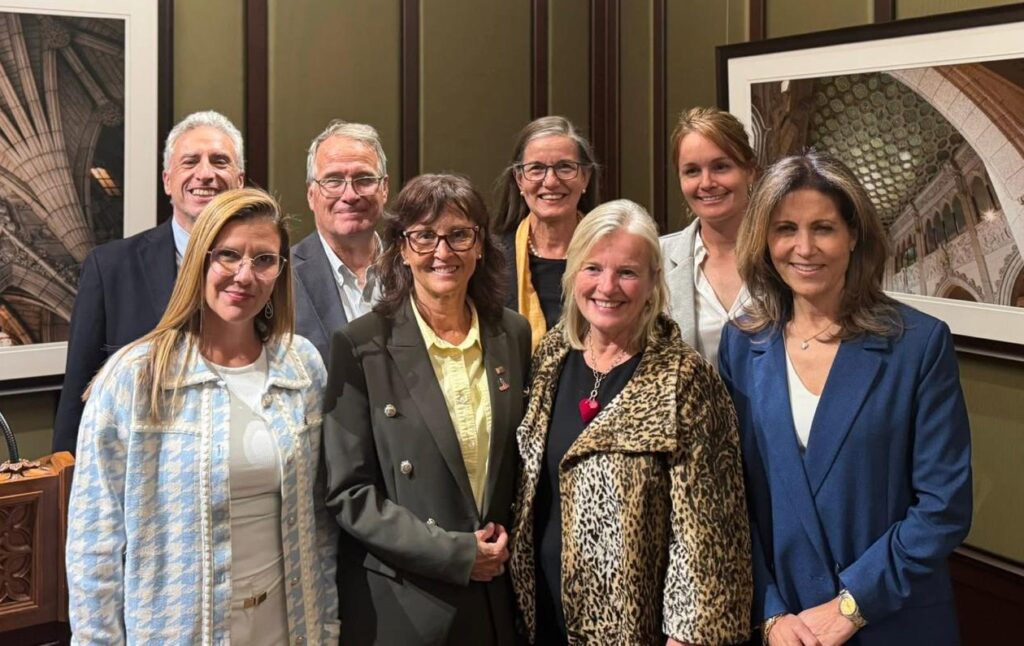 Dr Richard Robitaille, Professeur titulaire, Département de neurosciences, Université de Montréal, Marie-Hélène Gaudreault, Membre du caucus multipartite contre la SLA ainsi que députée représentant Laurentides—Labelle, Québec, Dr Alec Cooper, Médecin à la retraite, diagnostiqué avec la SLA en 2023, Sylvie Barma, conjointe et proche aidante de Alec Cooper, Susan Kennerknecht, Présidente du Conseil d’administration de la Société de la SLA Québec, Dr Angela Genge, Directrice de la clinique SLA du Neuro (Institut-Hôpital neurologique de Montréal), Isabelle Lessard, ancienne proche aidante, Claudine Cook, Directrice générale de la Société de la SLA du Québec